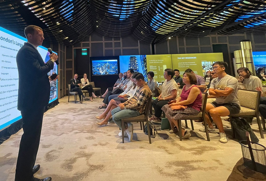 The showcase of The Sky Residences was held in Singapore for two days, drawing potential buyers who filled the meeting room at PARKROYAL COLLECTION Marina Bay.