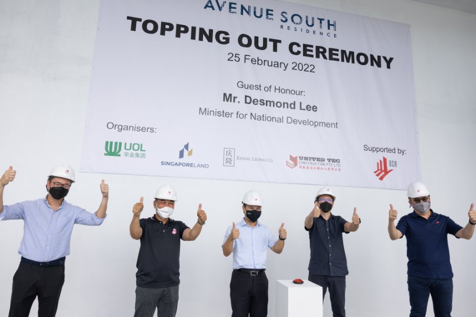 Minister Desmond Lee (third from left) officiated the topping out ceremony of Avenue South Residence with (from left) Singapore Land Group Chief Executive Officer Jonathan Eu; United Tec Construction Managing Director Allan Tan; UOL Group Chief Executive Liam Wee Sin; and BCA Chief Executive Officer Kelvin Wong.