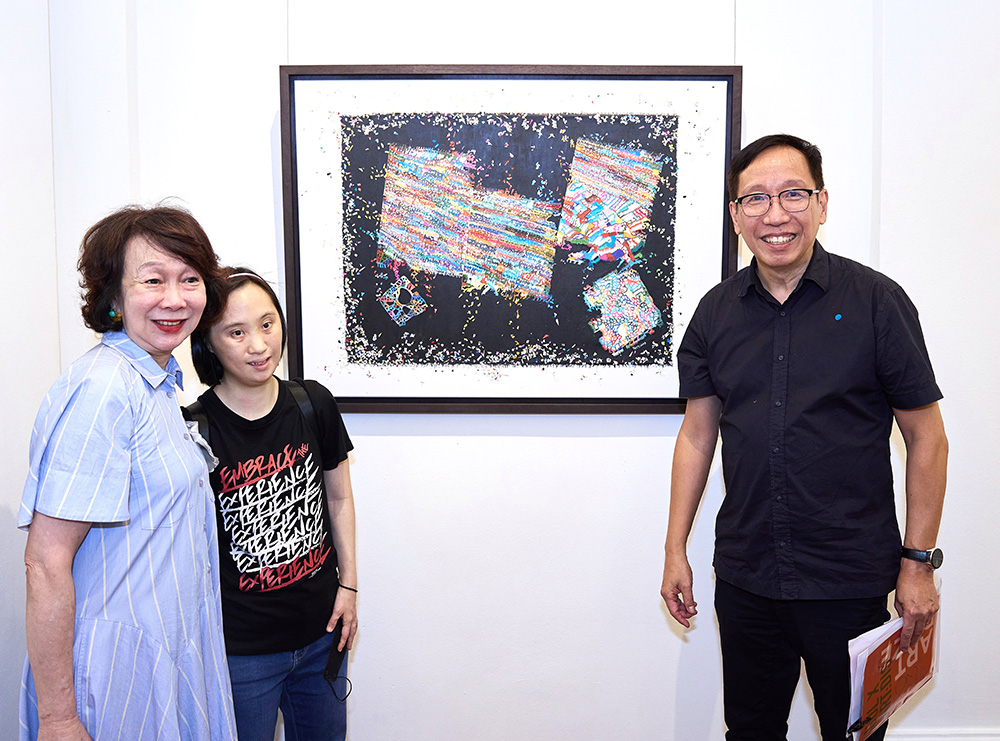 Ms Fern Wong (second from left), the Winner in the Mature (Closed) Category, with her creation “PAPERAZZI”, an artwork using intricate paper cut-outs to transform ordinary bulletin paper into bursts of joyful celebration. 