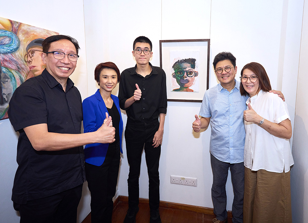 Mr Isaac Tan (third from left), clinched the Winner title in the Emerging Artist (Closed) Category for his “Self Portrait”.