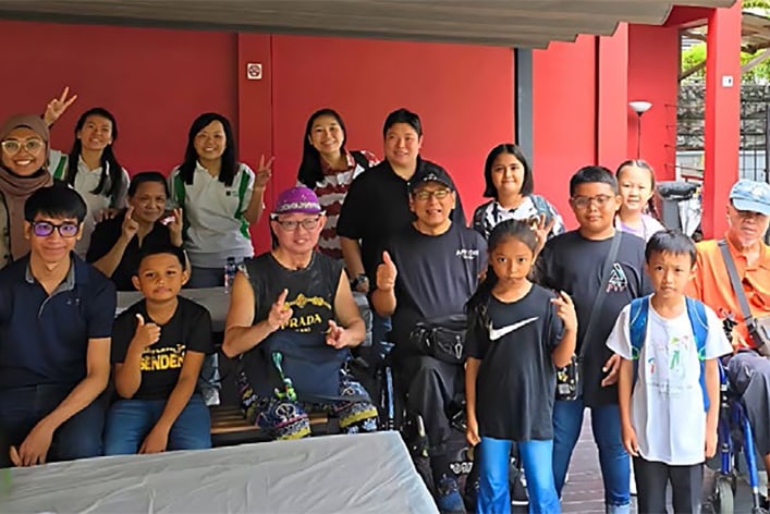 ComLink+ children and ART:DIS artists at an art exhibition organised by UOL.
