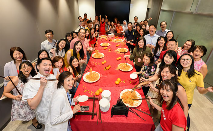 The UOL team celebrated Chinese New Year with a company Lohei.