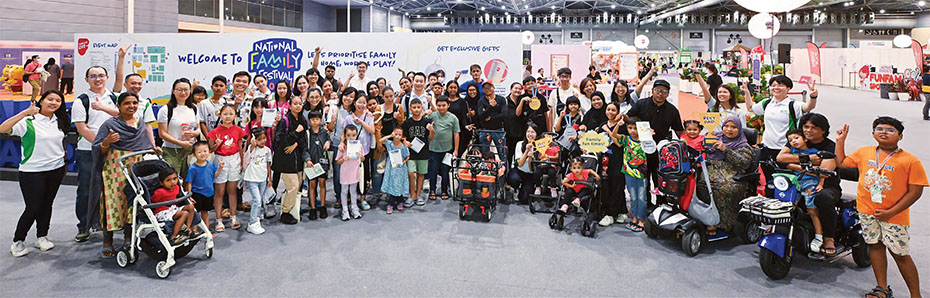 Staff volunteers and their families bonded with the ComLink+ @ Jurong West families through games and food at the National Family Festival.